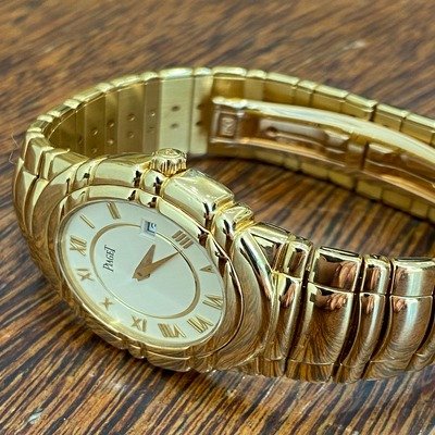 Piaget Model Tanagra in 18k yellow gold, with box and documents, in very good condition